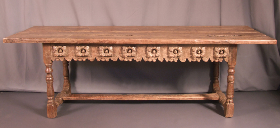 Table en bois naturel sculpt - Espagne XVIII sicle