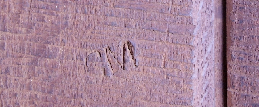 Initiales GM gravées sur une commode de port malouine