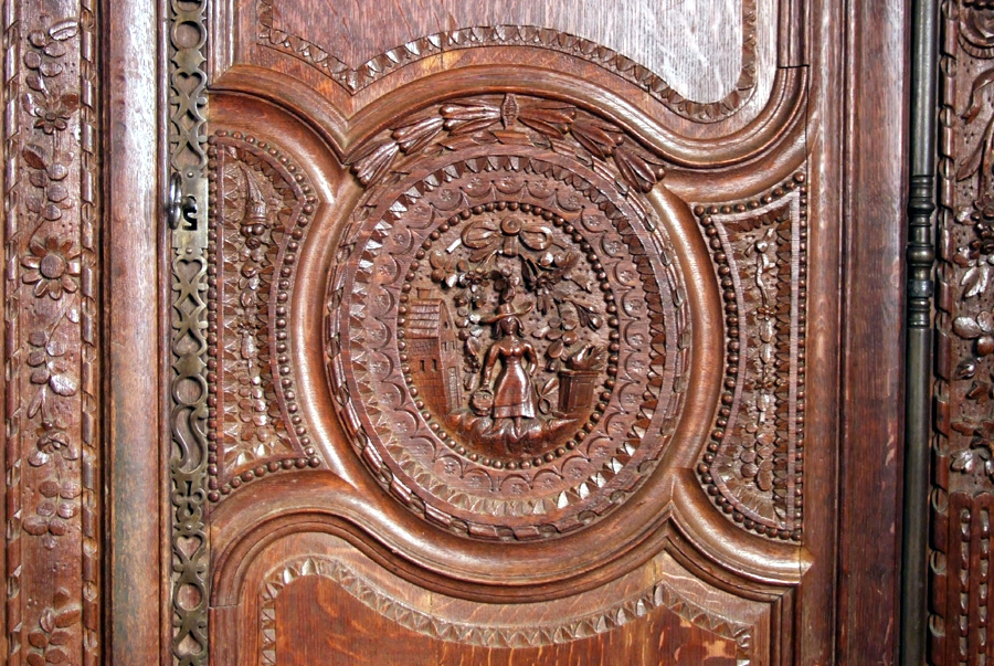medaillons-armoire-normande-sculptée