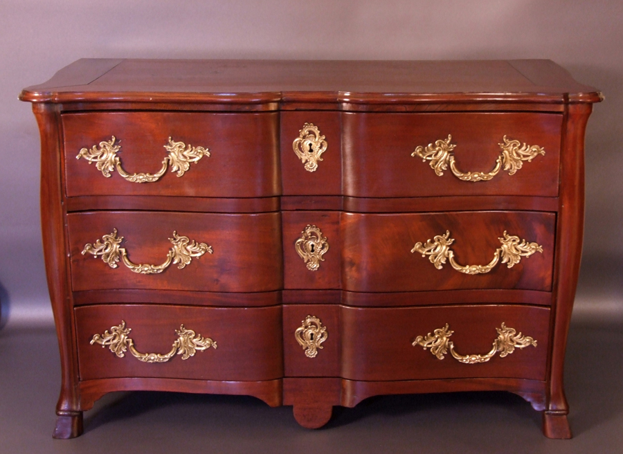 ANCIENNE-COMMODE-DE-PORT-MALOUINE-EN-ACAJOU-DE-CUBA-MASSIF-18&egrave;-XVIII&egrave;.jpg