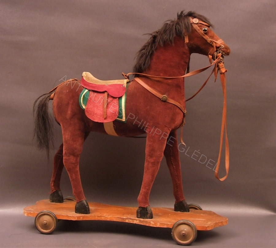 Jouet ancien, petit cheval sur roulettes