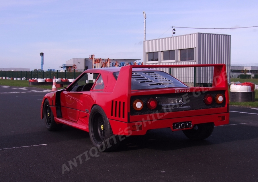 voiture-echelle-1/2-enfant-a-moteur-ferrari