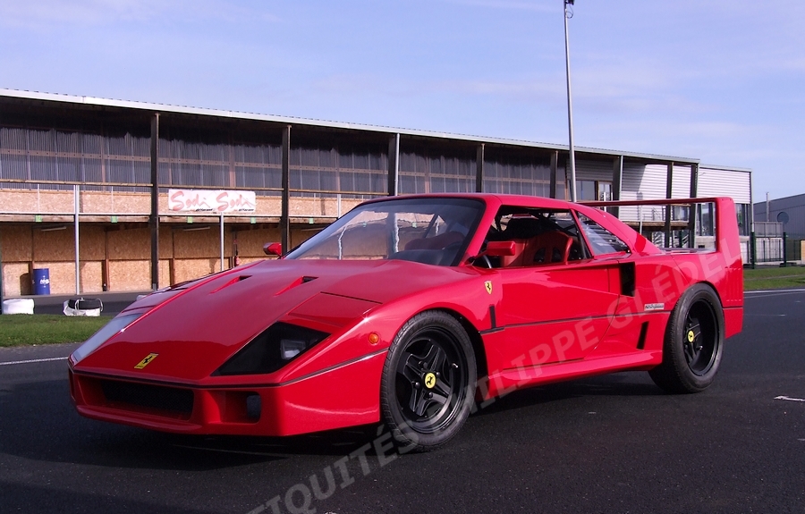 petite-voiture-enfant-a-moteur-ferrari-f40