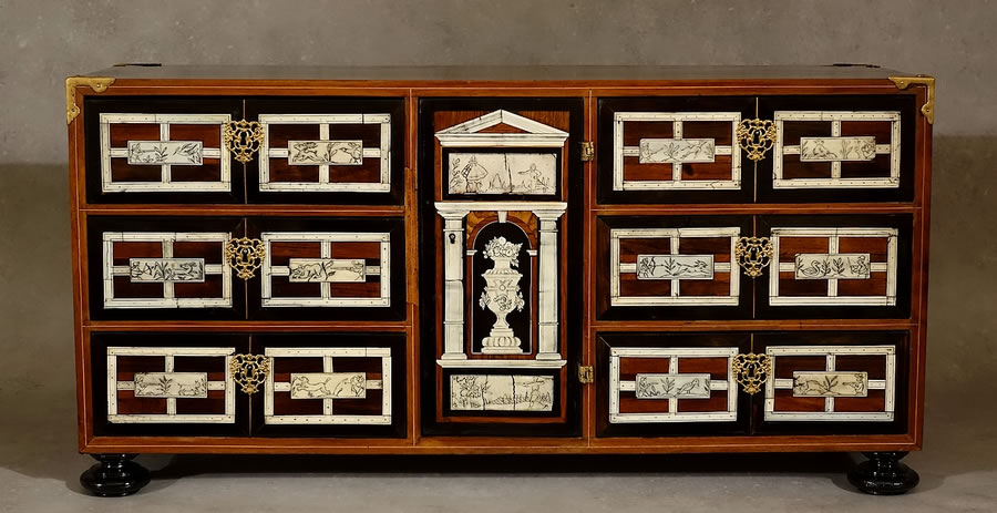 Cabinet de table italien en os gravé à décor de scènes de chasse. Espagne XVIIe siècle