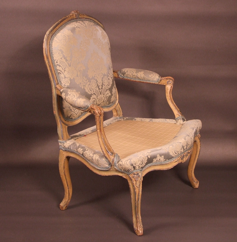 Paire-de-fauteuils-Louis-XV- a-dossiers-plats-en-hetre  