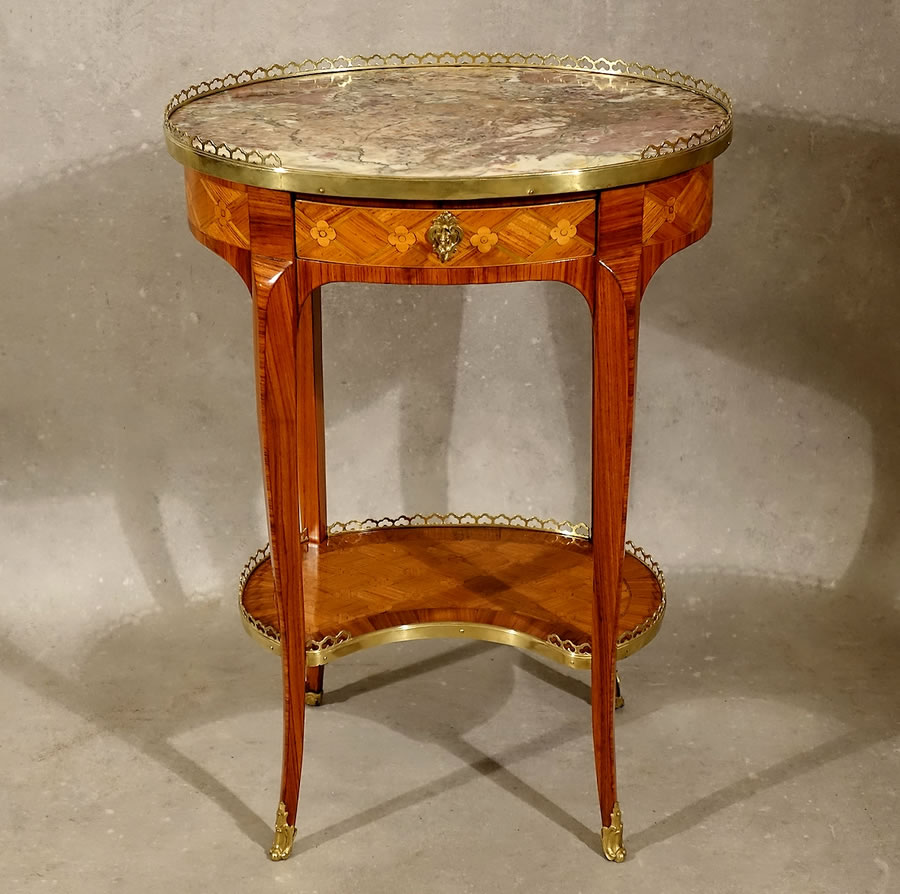 Petite table de salon Transion des époques Louis XV Louis XVI
