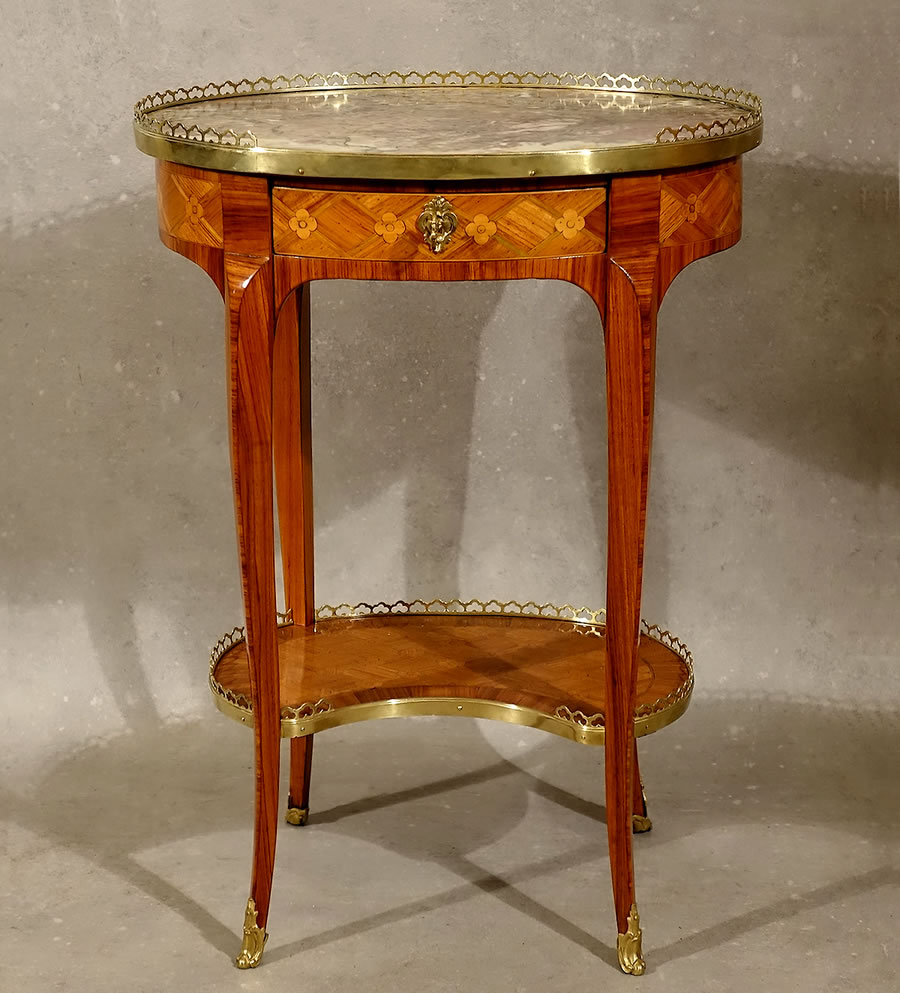 Petite table de salon à la Reine style Transition époque XVIIIe