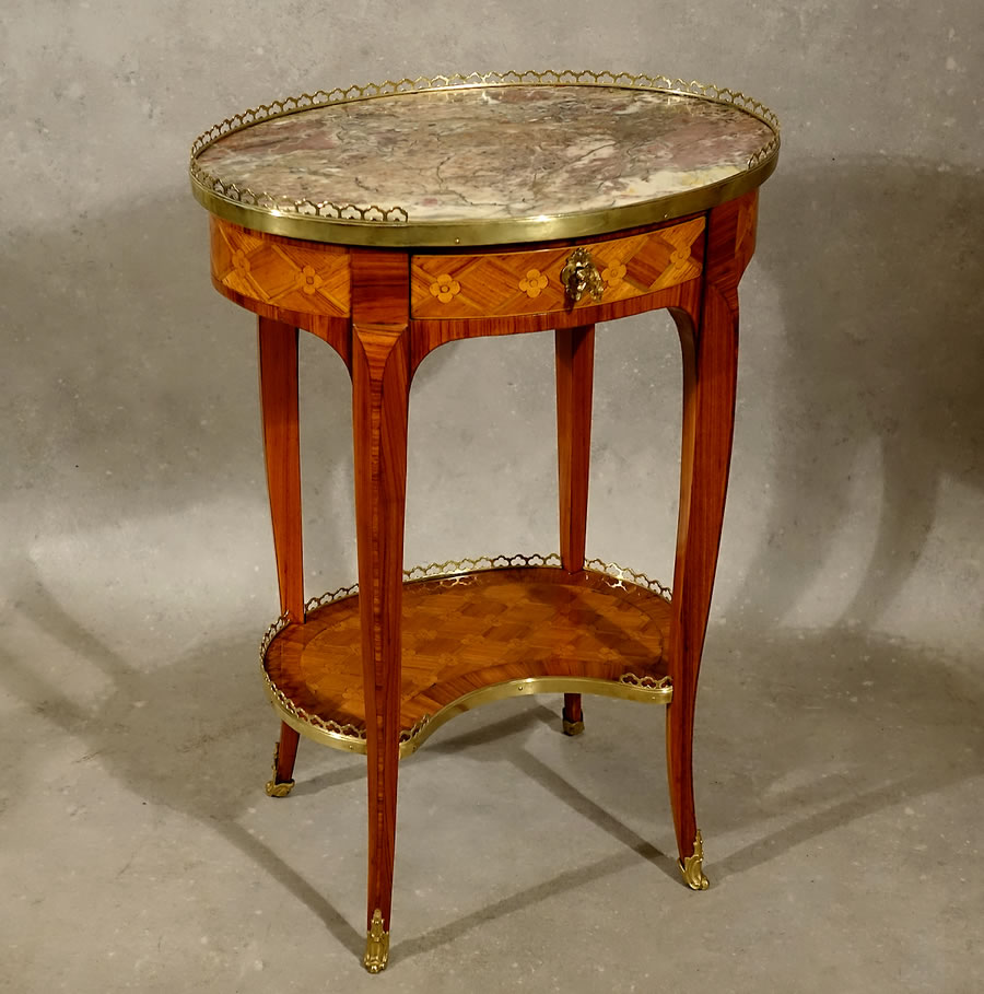 Petite table de salon marqueterie de quartefeuilles en bois de rose d'époque 18e