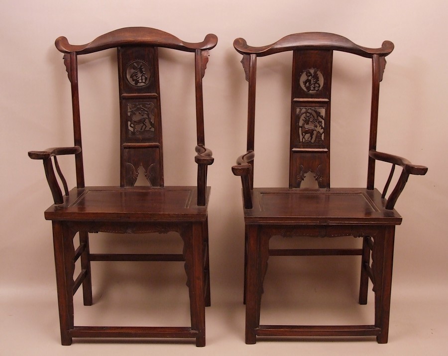 Anciens-fauteuils-chinois-en-bonnet-de-lettré 