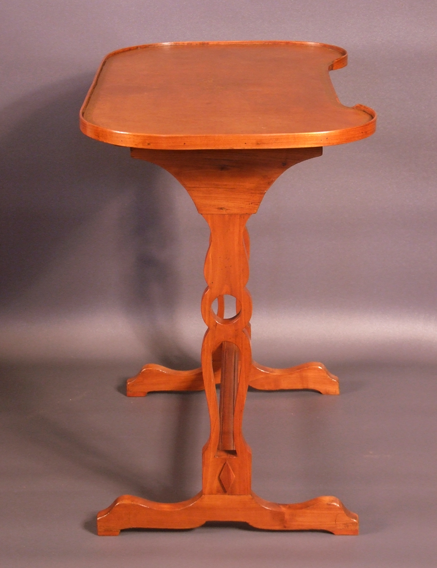 Ancienne-petite-table-de-salon-de-style-Louis-XVI-d-Epoque-Directoire