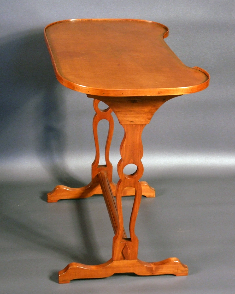 Ancienne-petite-table-de-salon-de-style-Louis-XVI-d-Epoque-Directoire-style-Canabas