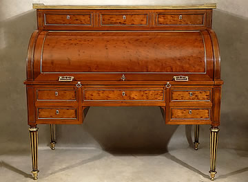 Bureau cylindre Louis XVI en acajou moucheté