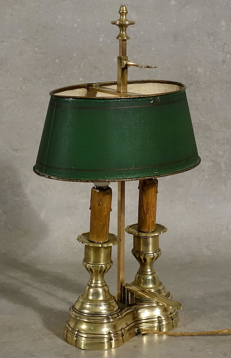 Bougeoir à main à deux binets en bronze d'époque Régence monté en lampe bouillotte. 