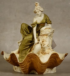 Jeune fille à la fontaine biscuit polychrome Royal Dux