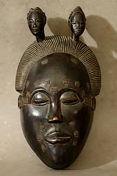 Masque portrait Baoulé à patine brune