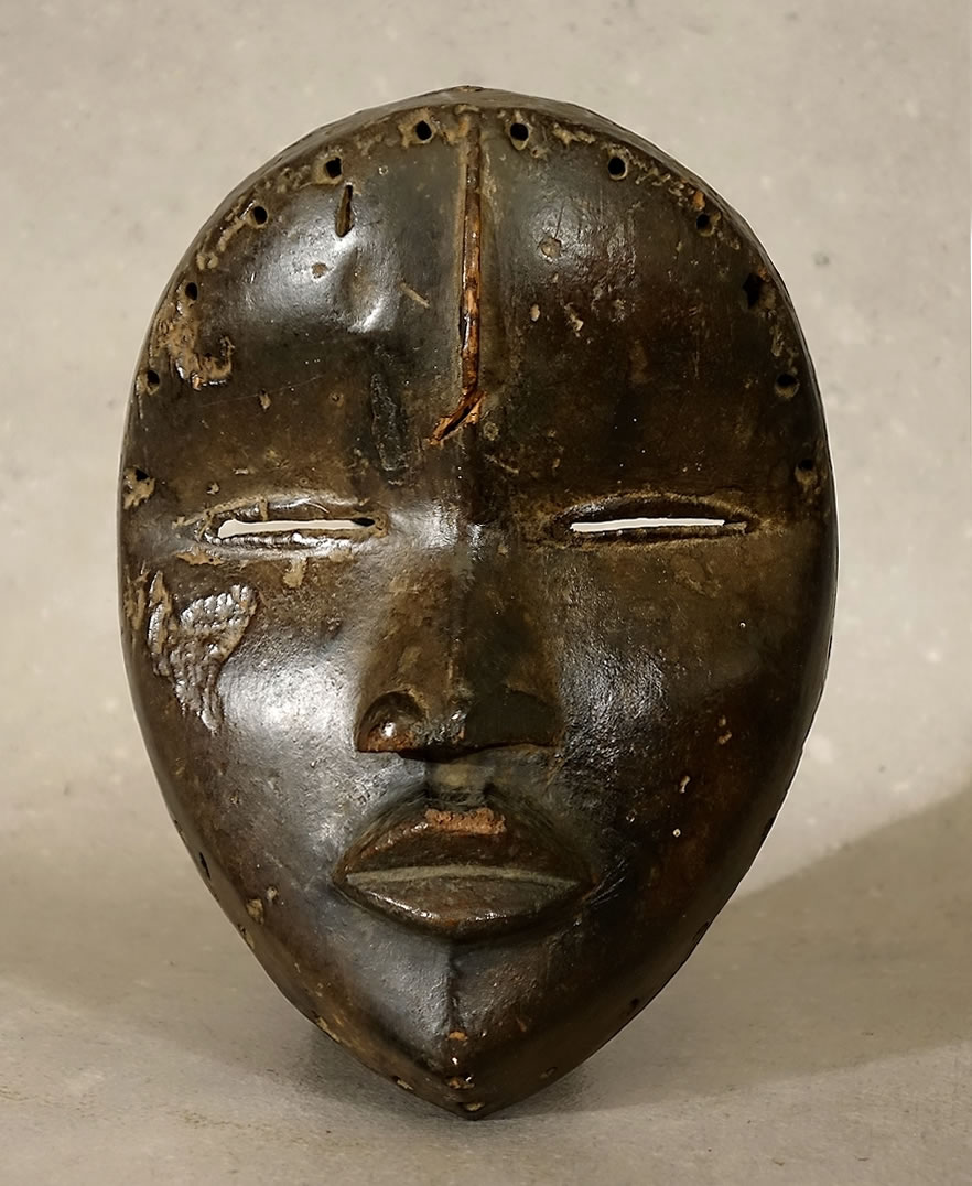 Masque de danse Dan à la patine brune