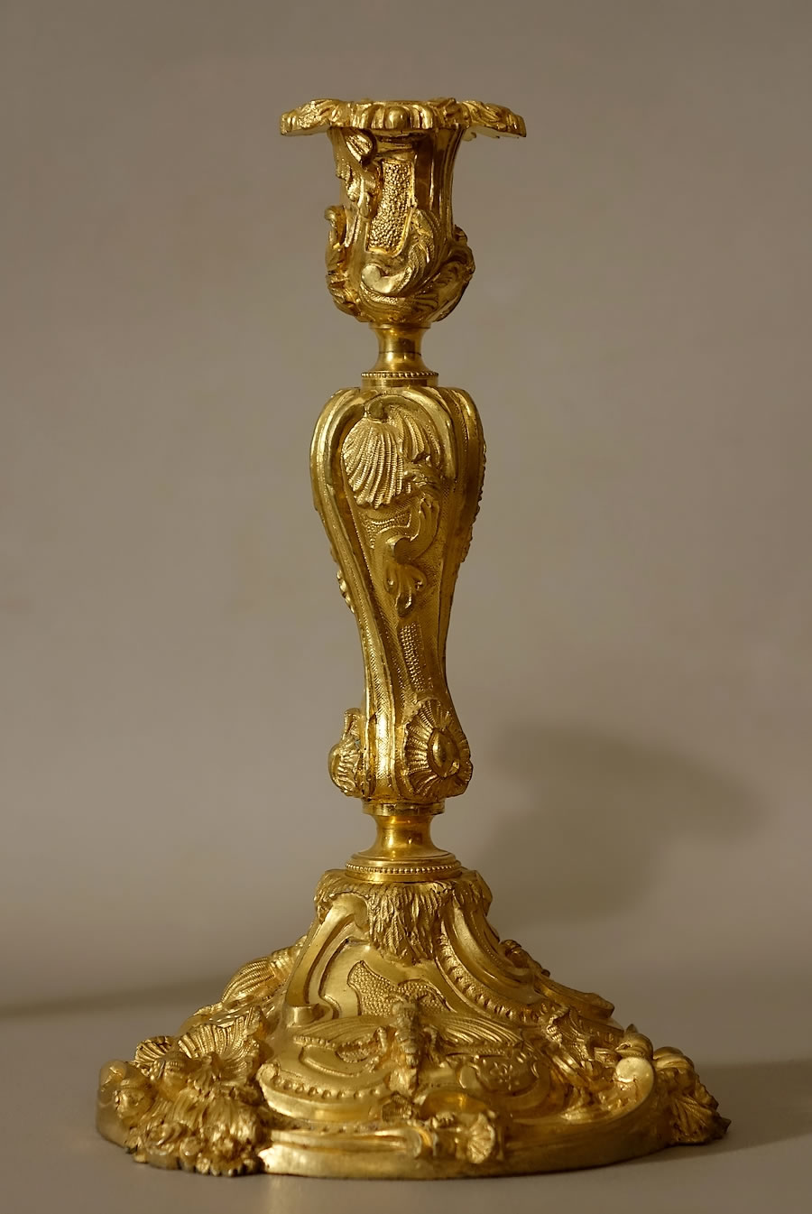 Bougeoirs-bronze-doré-style-Louis-XV