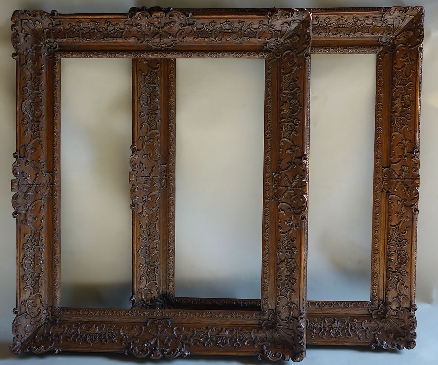 Paire-de-grands-cadres-chêne-naturel-sculpté-epoque-Louis-XIV