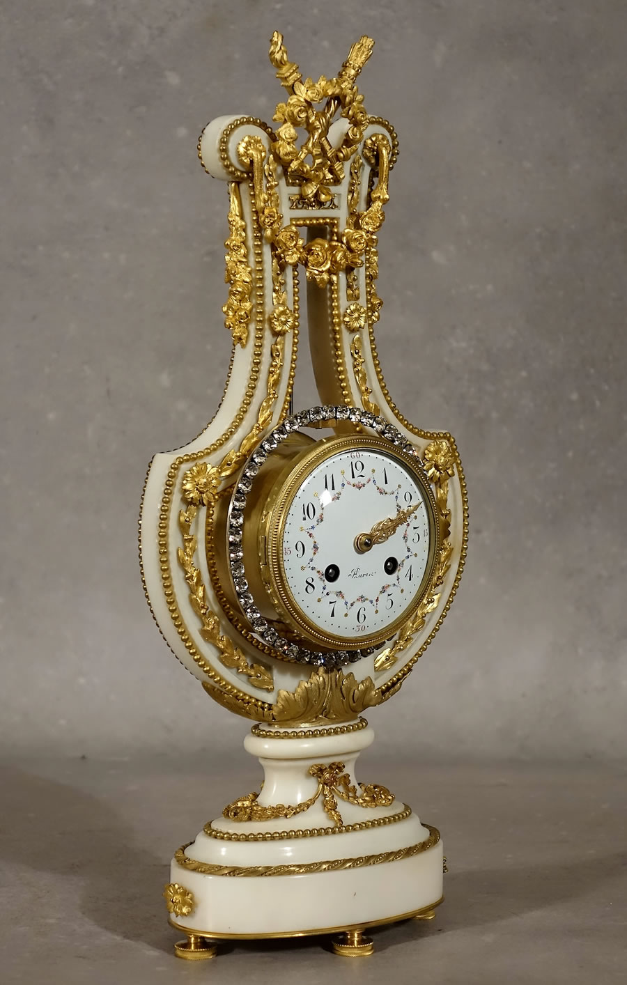Pendule lyre en marque blanc et bronze doré de style Louis XVI
