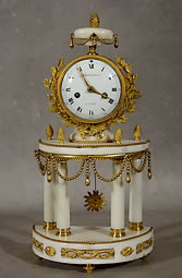 Pendule aux colonnes d'époque Louis XVI marbre blanc et bronze doré mouvement Humbert-Droz à Paris