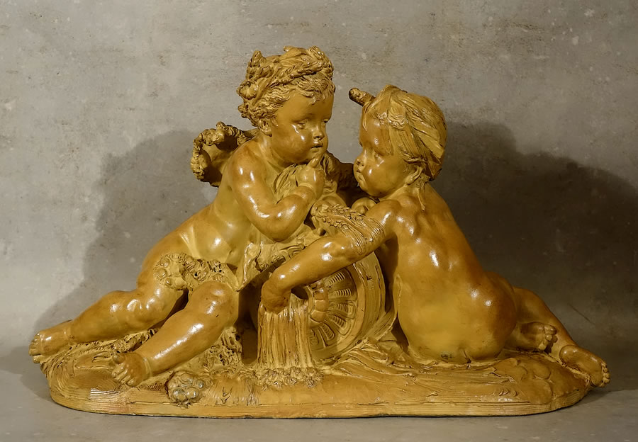 Carrier-Belleuse La source putti en terre cuite &agrave; l'urne antique