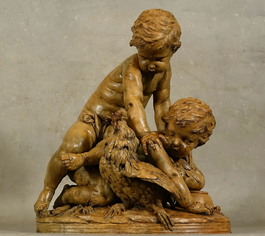 Sculpture terre cuite putti jouant avec un coq