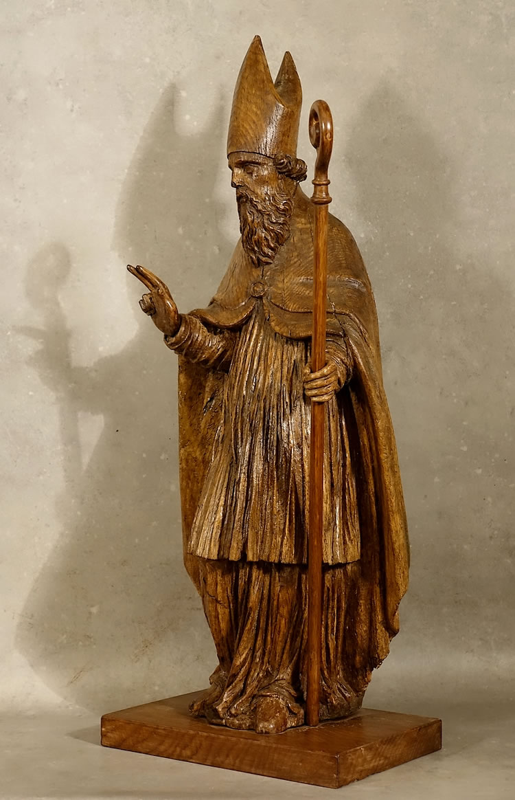 Statue représentant un év^que en chêne sculpté Travail normand XVIIe