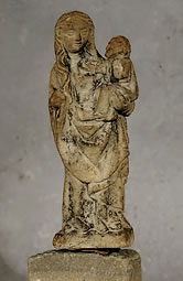 Statue-en-pierre-Vierge-à-l'Enfant-XVe