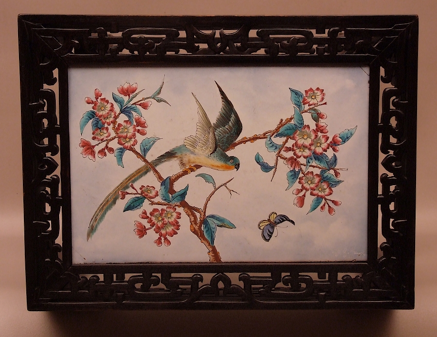 Plaque-céramique-décor-oiseau-perroquet-fleurs-papillon
