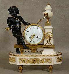 Pendule en marbre et bronze dor&eacute; &agrave; l'amour r&eacute;mouleur &eacute;poque Napol&eacute;on III