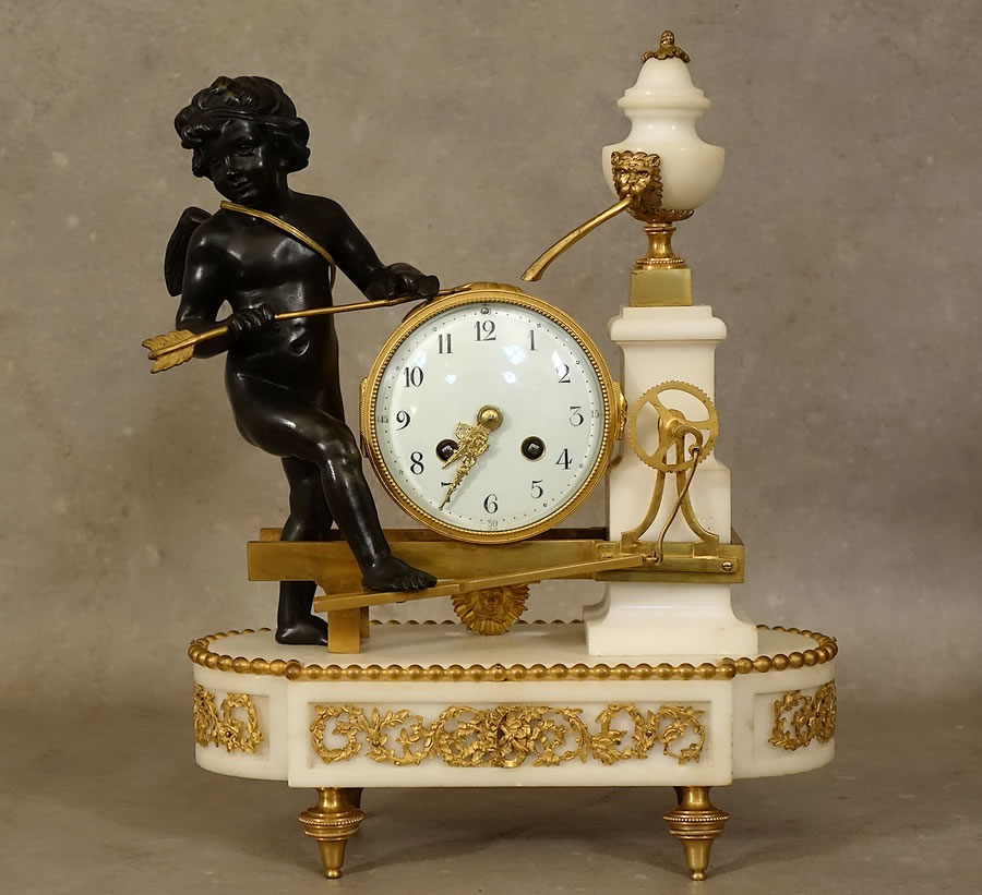 Pendule de style Louis XVI &agrave; l'amour r&eacute;mouleur en marbre et bronze