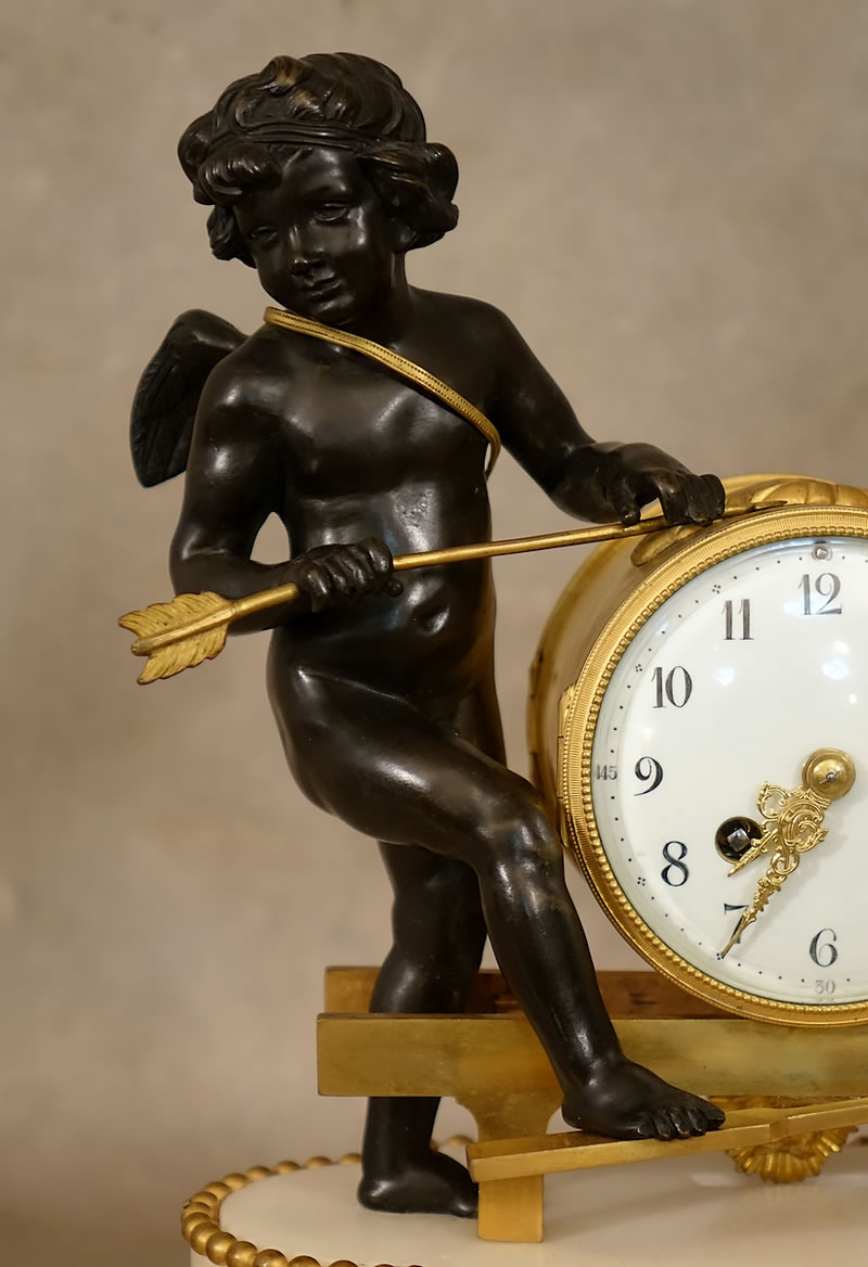 Amour r&eacute;mouleur, &eacute;ros ou Cupidon aiguisant sa fl&egrave;che Pendule de style Louis XVI