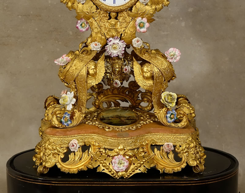 Détail du mécanisme décoratif et de l'architecture en tôle dorée de la pendule