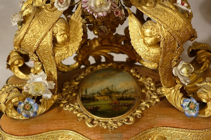 Vue du Bosphore peinte sous verre avec embarcations et panorama de Constantinople