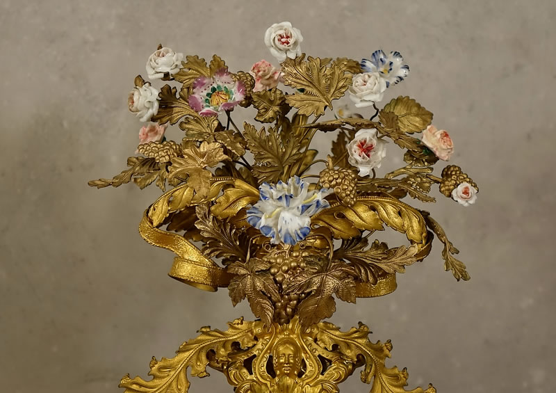 Détail des fleurs polychromes en porcelaine de Paris ornant la pendule