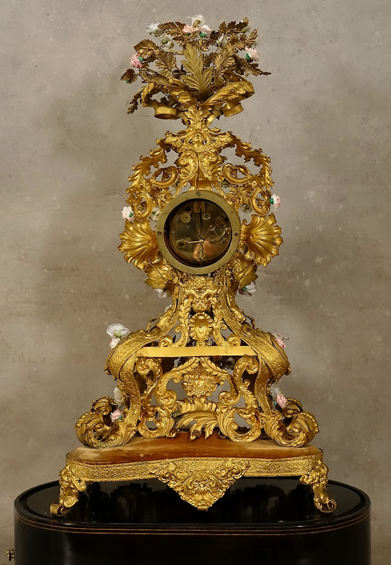 Pendule parisienne destinée au goût orientaliste, ornée de fleurs en porcelaine