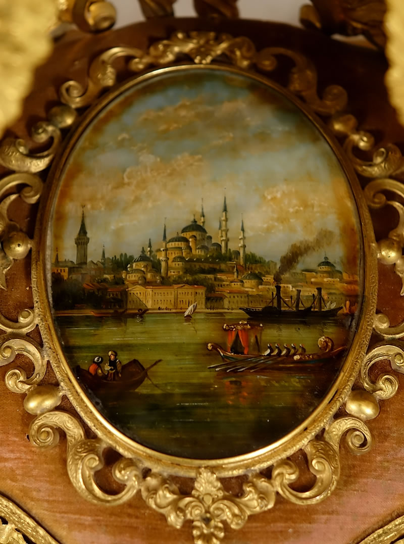 Détail vertical de la miniature sous verre représentant Istanbul et le Bosphore