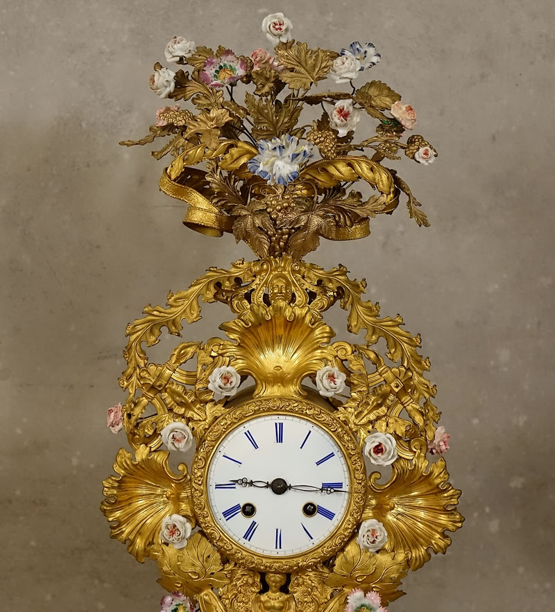 Détail du décor repoussé, des rinceaux et des ornements de la pendule orientaliste