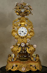 Pendule orientaliste d’époque Louis-Philippe en tôle dorée, fleurs de porcelaine, miniature du Bosphore, sous globe et sur boîte à musique