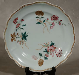 Assiette famille rose à décor floral de la Compagnie des Indes Chine XVIIIe