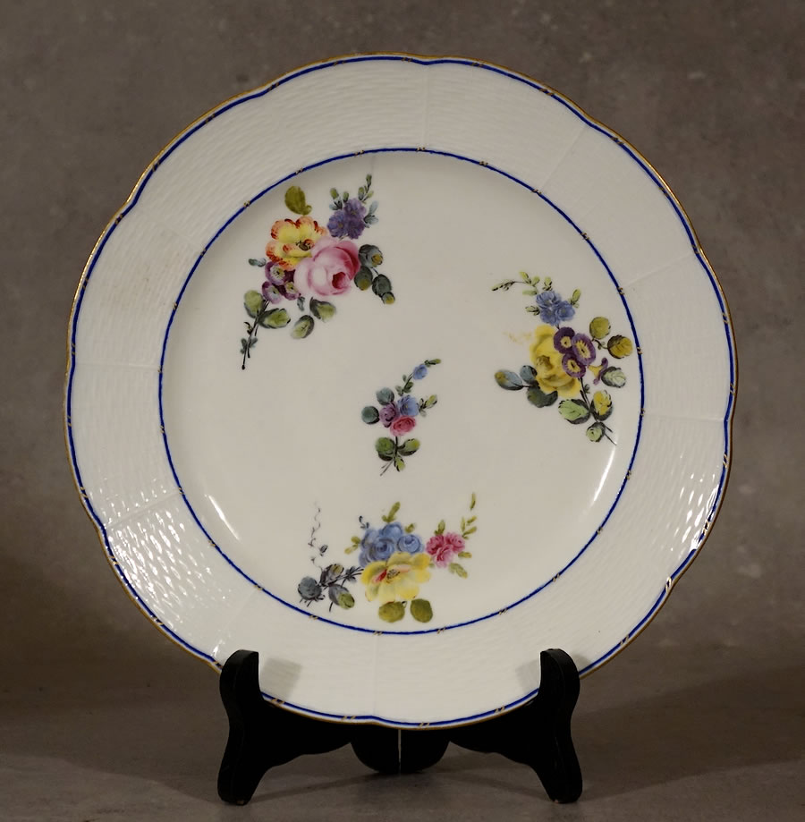 Assiette-semi-de-fleurs-porcelaine-de-Sèvres-XVIIIe