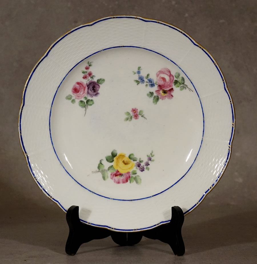 Assiette-semi-de-fleurs-porcelaine-de-Sèvres-18e