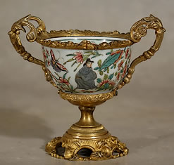 Bol en porcelaine de Bayeux à décor au chinois et monture de bronze