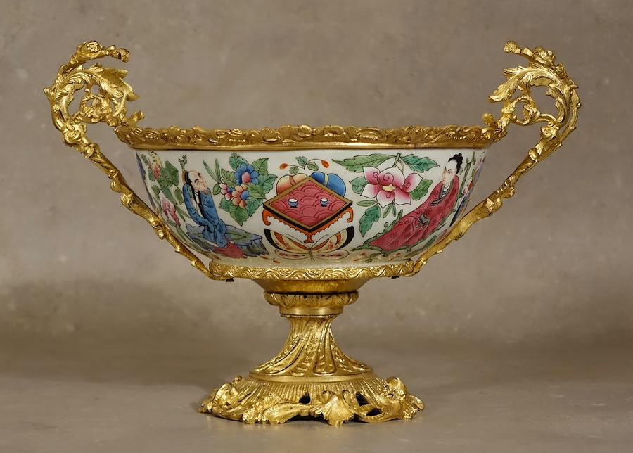 Grande coupe montée bronze doré en porcelaine de Bayeux à décor au chinoir période Langlois