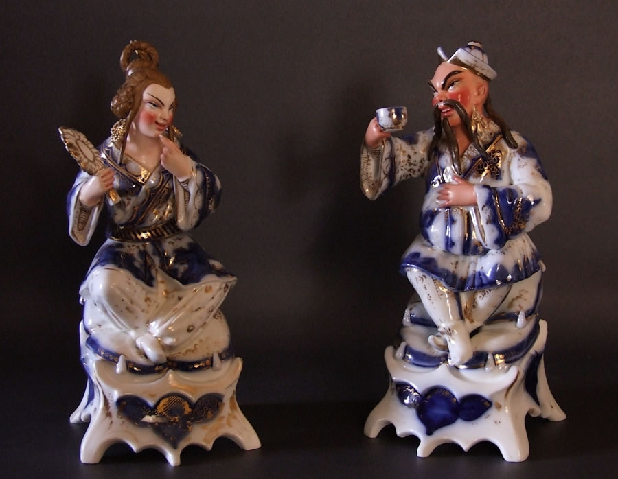 Paire de flacons &agrave; parfum aux chinois en porcelaine de Bayeux par Jacob Petit