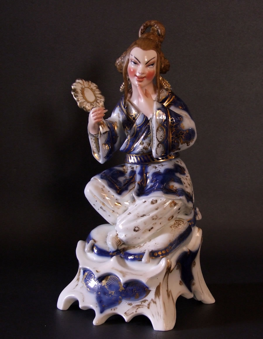 flacon &agrave; parfum &agrave; la chinoise au miroir en porcelaine de Bayeux bleu et or par Jacob Petit