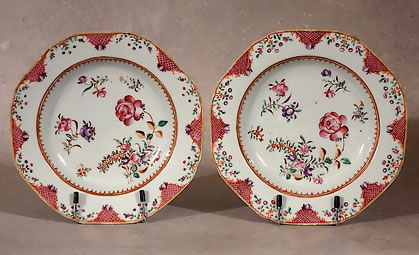 Paire d'assiettes Famille rose décor floral Compagnie des Indes Qianlong