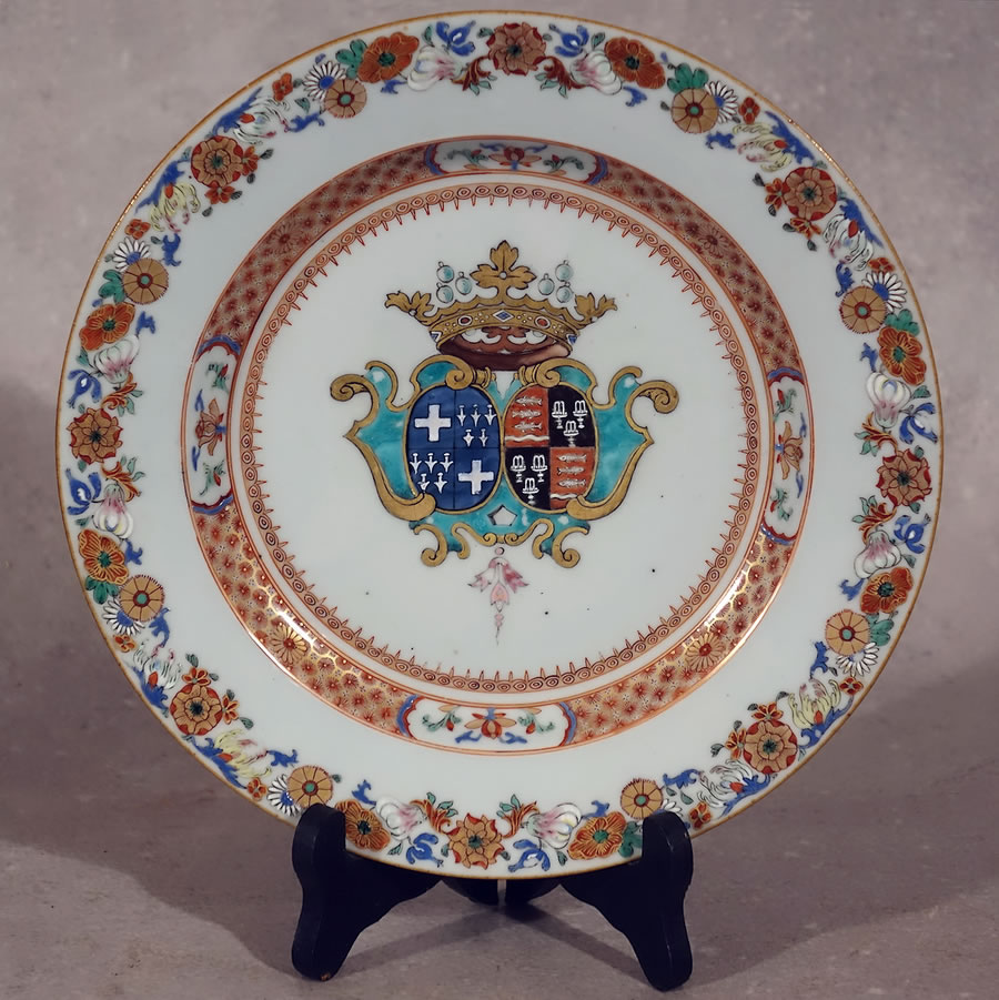 Assiette en porcelaine de la Compagnie des Indes aux armoiries des Jubert de Bouville & Guyot de Saint-Amand de Chenizot. Chine. Époque Yongzheng, 1723.