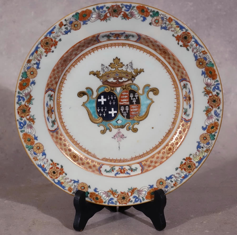 Assiette armoriée en porcelaine de la Compagnie des Indes armoiries des Jubert de Bouville & Guyot de Saint-Amand de Chenizot. Chine.