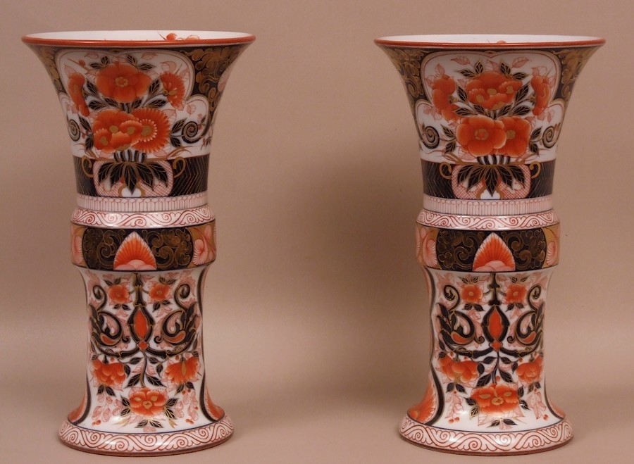 vases-porcelaine-de-Bayeux-bleu-rouge-et-or